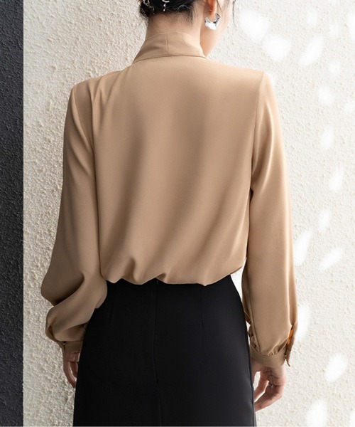 AMAJI(アマジ)の「ピンタックボウタイブラウス(シャツ/ブラウス・レディース・ベージュ・SMALL/MEDIUM/LARGE)」の2枚目の写真