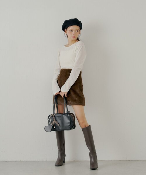 Chico（チコ）の「【2サイズ展開】チャーム付きスクエアボストンバッグ【タブレット端末収納可能】（ボストンバッグ・レディース・ブラック/アイボリー/ブラウン/ブラウン系その他3・FREE/SMALL）」の12枚目の写真