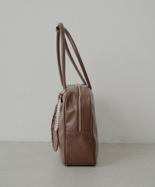 Chico（チコ）の「【2サイズ展開】チャーム付きスクエアボストンバッグ【タブレット端末収納可能】（ボストンバッグ・レディース・ブラック/アイボリー/ブラウン/ブラウン系その他3・FREE/SMALL）」の16枚目の写真