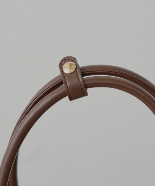 Chico（チコ）の「【2サイズ展開】チャーム付きスクエアボストンバッグ【タブレット端末収納可能】（ボストンバッグ・レディース・ブラック/アイボリー/ブラウン/ブラウン系その他3・FREE/SMALL）」の22枚目の写真