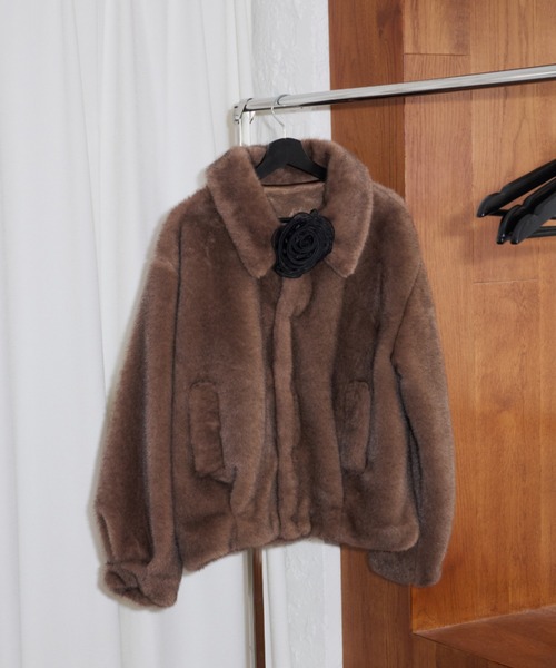 idem（イデム）の「tulle brooch fur coat / コサージュ付きファーコート（その他アウター・レディース・ベージュ/ブラウン・FREE）」の3枚目の写真