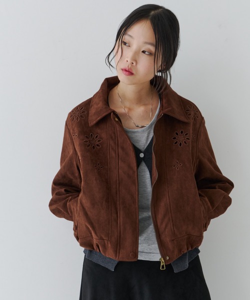 NUJOH(ヌゾ)の「Flower Cutout Suede Jacket / フラワーカットアウト スエードジャケット(ブルゾン・レディース・キャメル/ブラウン・FREE)」の4枚目の写真