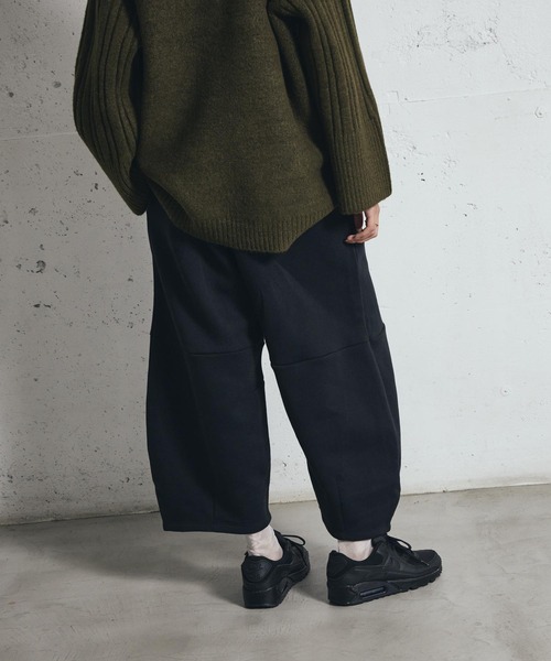 NIKE(ナイキ)の「ナイキ スポーツウェア フェニックス フリース ウィメンズ ルーズ ミッドライズ バレルパンツ / Nike Sportswear Phoenix Fleece Women's Loose Mid-Rise Barrel Pants IM7475-010 Black(スウェットパンツ・レディース・ブラック・XS/S/M/XL/L)」の2枚目の写真