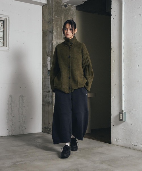 NIKE(ナイキ)の「ナイキ スポーツウェア フェニックス フリース ウィメンズ ルーズ ミッドライズ バレルパンツ / Nike Sportswear Phoenix Fleece Women's Loose Mid-Rise Barrel Pants IM7475-010 Black(スウェットパンツ・レディース・ブラック・XS/S/M/XL/L)」の3枚目の写真
