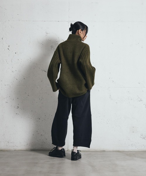 NIKE(ナイキ)の「ナイキ スポーツウェア フェニックス フリース ウィメンズ ルーズ ミッドライズ バレルパンツ / Nike Sportswear Phoenix Fleece Women's Loose Mid-Rise Barrel Pants IM7475-010 Black(スウェットパンツ・レディース・ブラック・XS/S/M/XL/L)」の6枚目の写真