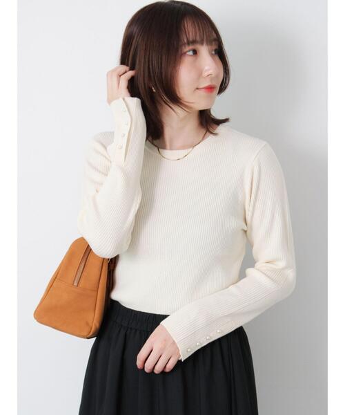 Te chichi TERRASSE（テチチテラス）の「袖口釦クルーネックリブニット（ニット/セーター・レディース・ベージュ/オフホワイト/ブラック・F）」の2枚目の写真