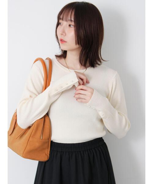 Te chichi TERRASSE（テチチテラス）の「袖口釦クルーネックリブニット（ニット/セーター・レディース・ベージュ/オフホワイト/ブラック・F）」の8枚目の写真