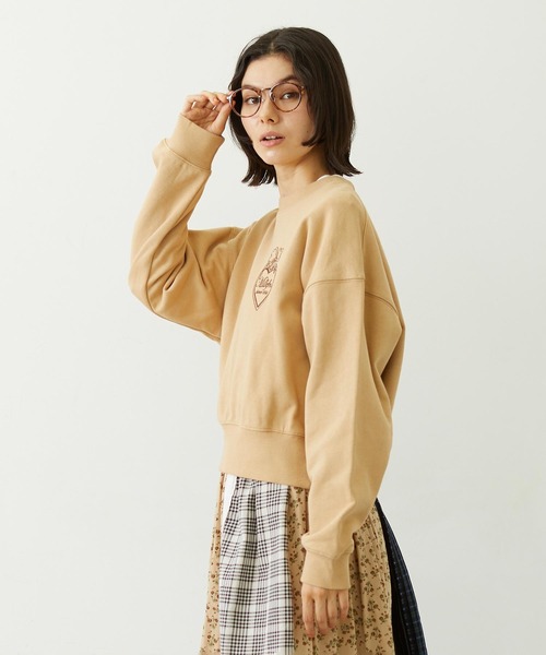 MILKFED.（ミルクフェド）の「HEART RIBBON EMBLEM SHORT CREW SWEAT（スウェット・レディース・オフホワイト/ベージュ/チャコール・M/S）」の5枚目の写真