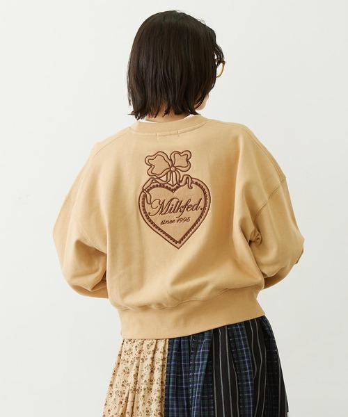 MILKFED.（ミルクフェド）の「HEART RIBBON EMBLEM SHORT CREW SWEAT（スウェット・レディース・オフホワイト/ベージュ/チャコール・M/S）」の4枚目の写真