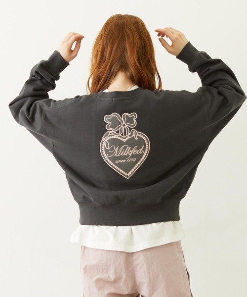 MILKFED.（ミルクフェド）の「HEART RIBBON EMBLEM SHORT CREW SWEAT（スウェット・レディース・オフホワイト/ベージュ/チャコール・M/S）」の10枚目の写真