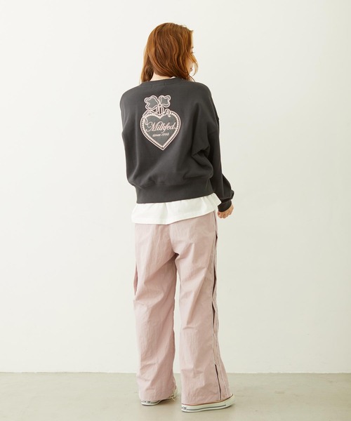 MILKFED.（ミルクフェド）の「HEART RIBBON EMBLEM SHORT CREW SWEAT（スウェット・レディース・オフホワイト/ベージュ/チャコール・M/S）」の16枚目の写真