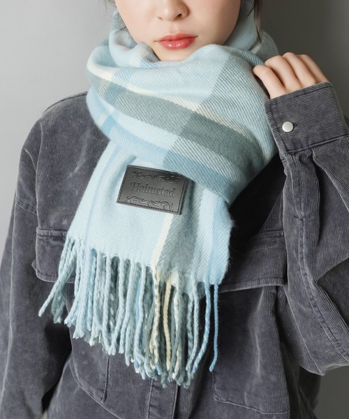 SPINNS（スピンズ）の「巻くだけでかわいさ2割増し♪ さらふわBIGタータンチェックマフラー（マフラー・レディース・サックスブルー/グリーン/ピンク/ブラウン・ONESIZE）」の3枚目の写真