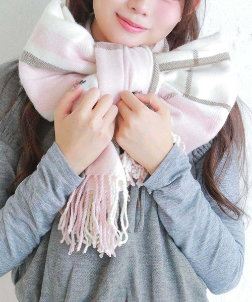 SPINNS（スピンズ）の「巻くだけでかわいさ2割増し♪ さらふわBIGタータンチェックマフラー（マフラー・レディース・サックスブルー/グリーン/ピンク/ブラウン・ONESIZE）」の4枚目の写真