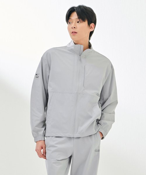 CHASECULT(チェイスカルト)の「男性ストレッチウォームアップジップアップ-DBRK7121C02(ナイロンジャケット・メンズ・ライトグレー・100/105/95)」の2枚目の写真