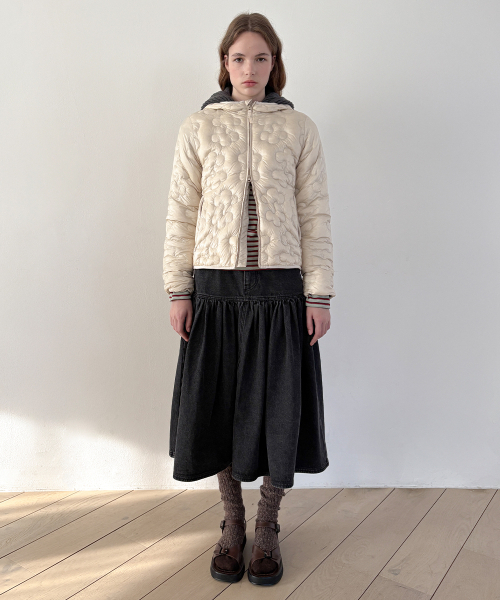 SINOON（シヌーン）の「[モモランド ジュイ着用] Light Down Hoodie Jacket (Light Beige)（ダウンジャケット/コート・レディース・オートミール・SMALL/MEDIUM）」の2枚目の写真