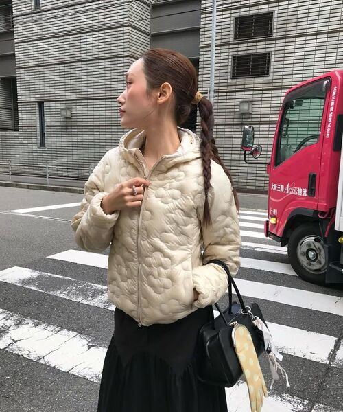 SINOON（シヌーン）の「[モモランド ジュイ着用] Light Down Hoodie Jacket (Light Beige)（ダウンジャケット/コート・レディース・オートミール・SMALL/MEDIUM）」の7枚目の写真