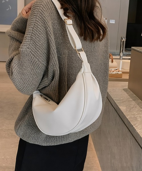 WYZ wear(ダブリューワイジィーウェア)の「フェイクレザーハーフムーンショルダーバッグ/ユニセックス(ショルダーバッグ・メンズ・ブラック/ホワイト・FREE)」の2枚目の写真
