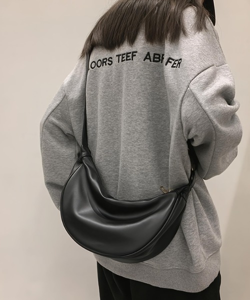 WYZ wear(ダブリューワイジィーウェア)の「フェイクレザーハーフムーンショルダーバッグ/ユニセックス(ショルダーバッグ・メンズ・ブラック/ホワイト・FREE)」の1枚目の写真