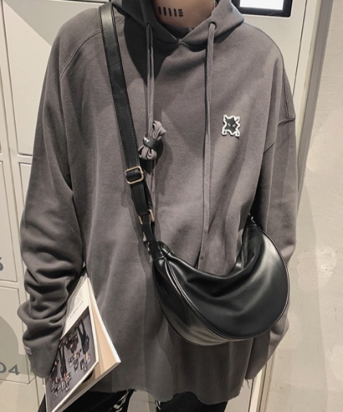 WYZ wear(ダブリューワイジィーウェア)の「フェイクレザーハーフムーンショルダーバッグ/ユニセックス(ショルダーバッグ・メンズ・ブラック/ホワイト・FREE)」の10枚目の写真