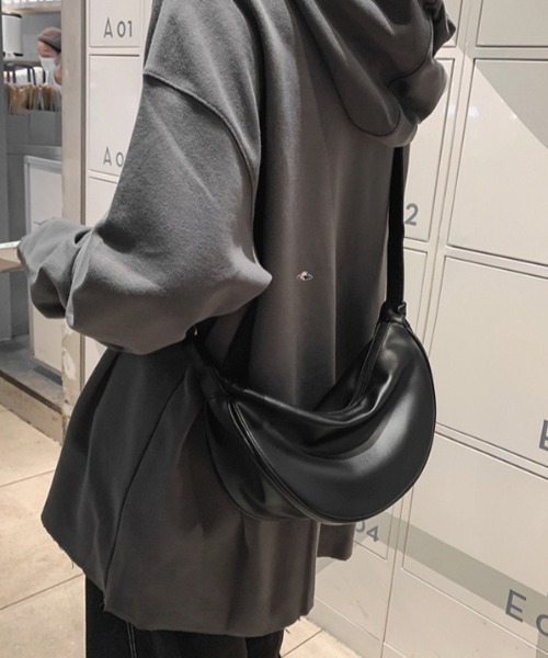 WYZ wear(ダブリューワイジィーウェア)の「フェイクレザーハーフムーンショルダーバッグ/ユニセックス(ショルダーバッグ・メンズ・ブラック/ホワイト・FREE)」の12枚目の写真