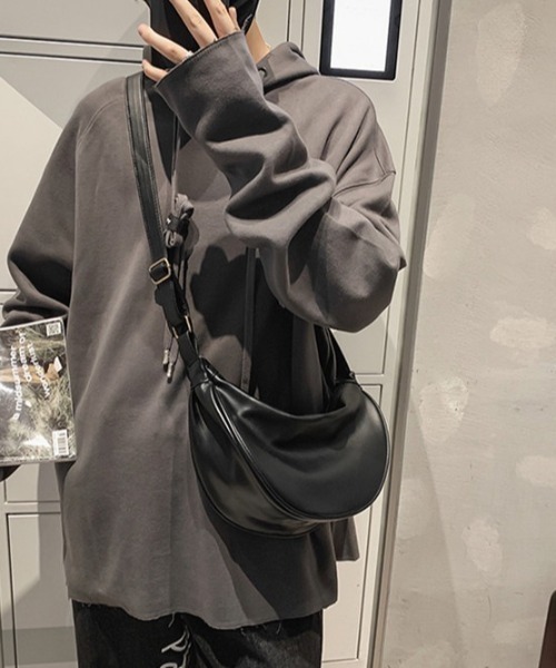 WYZ wear(ダブリューワイジィーウェア)の「フェイクレザーハーフムーンショルダーバッグ/ユニセックス(ショルダーバッグ・メンズ・ブラック/ホワイト・FREE)」の13枚目の写真