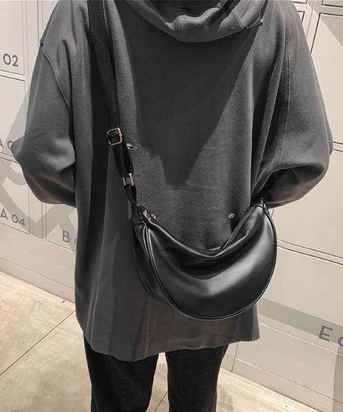 WYZ wear(ダブリューワイジィーウェア)の「フェイクレザーハーフムーンショルダーバッグ/ユニセックス(ショルダーバッグ・メンズ・ブラック/ホワイト・FREE)」の14枚目の写真