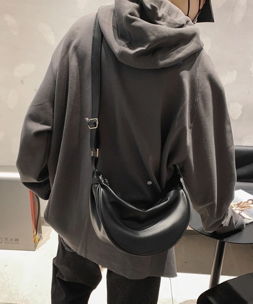 WYZ wear(ダブリューワイジィーウェア)の「フェイクレザーハーフムーンショルダーバッグ/ユニセックス(ショルダーバッグ・メンズ・ブラック/ホワイト・FREE)」の11枚目の写真