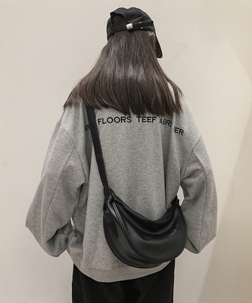 WYZ wear(ダブリューワイジィーウェア)の「フェイクレザーハーフムーンショルダーバッグ/ユニセックス(ショルダーバッグ・メンズ・ブラック/ホワイト・FREE)」の16枚目の写真