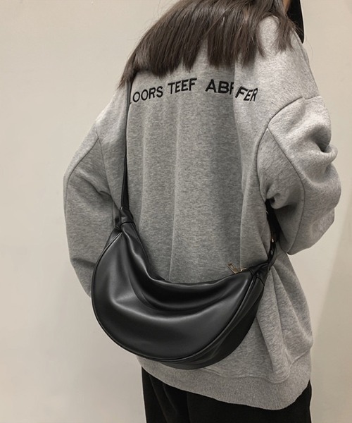 WYZ wear(ダブリューワイジィーウェア)の「フェイクレザーハーフムーンショルダーバッグ/ユニセックス(ショルダーバッグ・メンズ・ブラック/ホワイト・FREE)」の15枚目の写真
