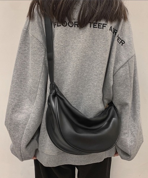 WYZ wear(ダブリューワイジィーウェア)の「フェイクレザーハーフムーンショルダーバッグ/ユニセックス(ショルダーバッグ・メンズ・ブラック/ホワイト・FREE)」の17枚目の写真