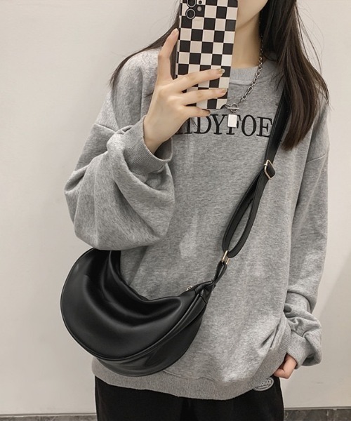 WYZ wear(ダブリューワイジィーウェア)の「フェイクレザーハーフムーンショルダーバッグ/ユニセックス(ショルダーバッグ・メンズ・ブラック/ホワイト・FREE)」の19枚目の写真
