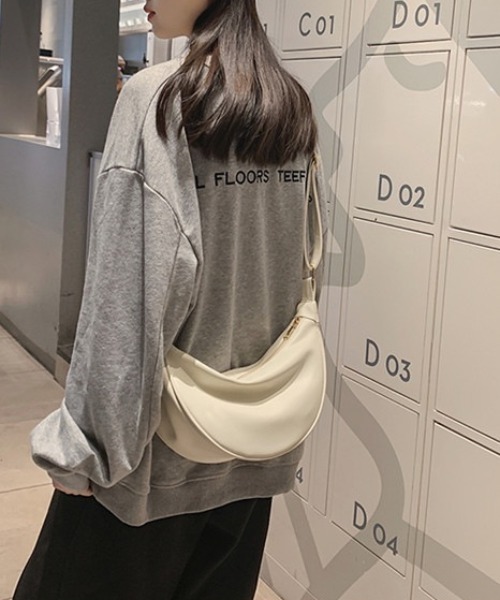 WYZ wear(ダブリューワイジィーウェア)の「フェイクレザーハーフムーンショルダーバッグ/ユニセックス(ショルダーバッグ・メンズ・ブラック/ホワイト・FREE)」の7枚目の写真