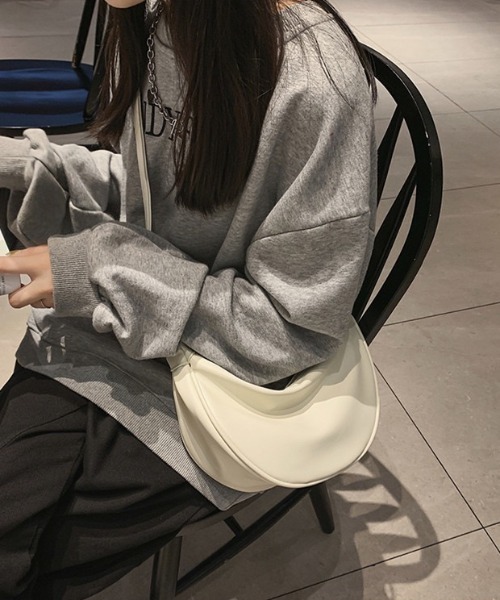 WYZ wear(ダブリューワイジィーウェア)の「フェイクレザーハーフムーンショルダーバッグ/ユニセックス(ショルダーバッグ・メンズ・ブラック/ホワイト・FREE)」の6枚目の写真