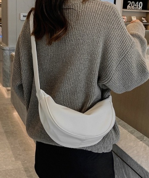 WYZ wear(ダブリューワイジィーウェア)の「フェイクレザーハーフムーンショルダーバッグ/ユニセックス(ショルダーバッグ・メンズ・ブラック/ホワイト・FREE)」の3枚目の写真