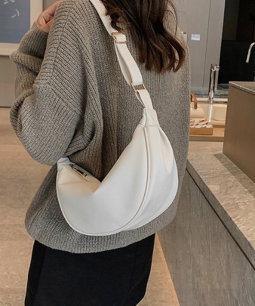 WYZ wear(ダブリューワイジィーウェア)の「フェイクレザーハーフムーンショルダーバッグ/ユニセックス(ショルダーバッグ・メンズ・ブラック/ホワイト・FREE)」の4枚目の写真