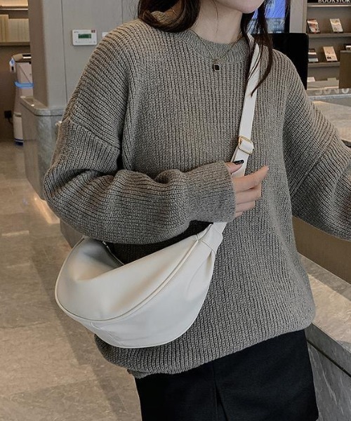 WYZ wear(ダブリューワイジィーウェア)の「フェイクレザーハーフムーンショルダーバッグ/ユニセックス(ショルダーバッグ・メンズ・ブラック/ホワイト・FREE)」の5枚目の写真