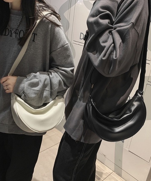WYZ wear(ダブリューワイジィーウェア)の「フェイクレザーハーフムーンショルダーバッグ/ユニセックス(ショルダーバッグ・メンズ・ブラック/ホワイト・FREE)」の8枚目の写真