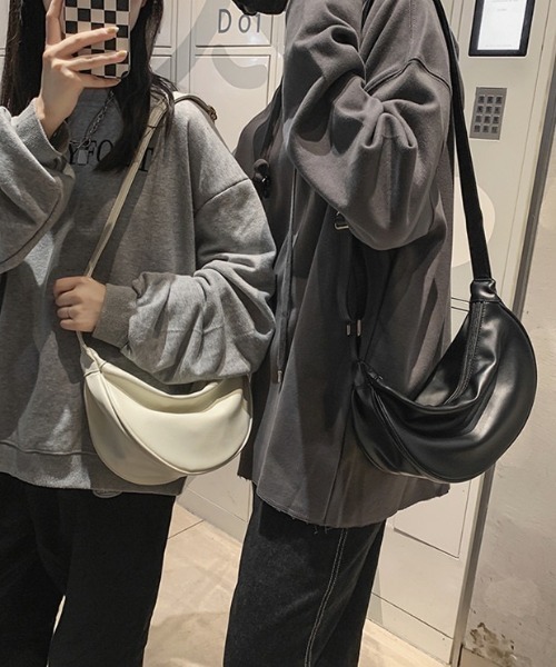 WYZ wear(ダブリューワイジィーウェア)の「フェイクレザーハーフムーンショルダーバッグ/ユニセックス(ショルダーバッグ・メンズ・ブラック/ホワイト・FREE)」の9枚目の写真
