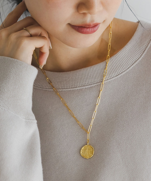 Chibi Jewels (チビジュエルズ)の「chibi jewels/チビジュエルズ Letter Coin Necklace(ネックレス・レディース・ゴールド・FREE)」の2枚目の写真