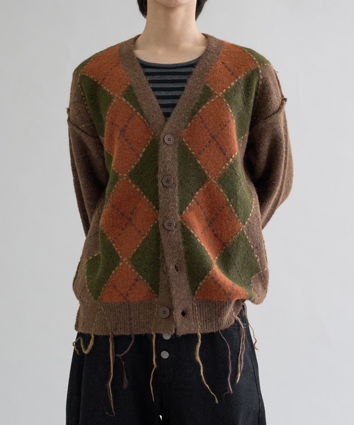 EPNK(イーピーエヌケー)の「Distressed Argyle Cardigan / ディストレストアーガイルカーディガン(カーディガン/ボレロ・メンズ・ブラウン/グレー/ブラック・LARGE/MEDIUM)」の3枚目の写真