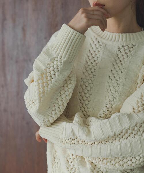 URBAN RESEARCH Sonny Label（アーバンリサーチサニーレーベル）の「ベロアモールアイレット柄編みニットプルオーバー（ニット/セーター・レディース・グレー系その他/ライトピンク/オフホワイト/チャコールグレー・FREE）」の2枚目の写真