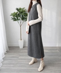 上品な抜け感をそっと添えるロングシルエット ナチュラルキーネックジャンパースカート