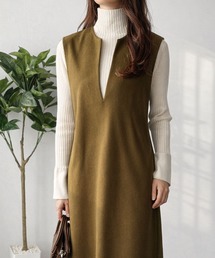 上品な抜け感をそっと添えるロングシルエット ナチュラルキーネックジャンパースカート
