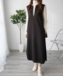 上品な抜け感をそっと添えるロングシルエット ナチュラルキーネックジャンパースカート