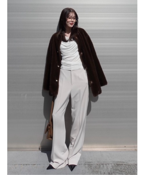 FRAY I.D（フレイアイディー）の「【00サイズあり】センタープレスセミフレアーパンツ（スラックス・レディース・アイボリー/ブラック・0/1/00）」の2枚目の写真