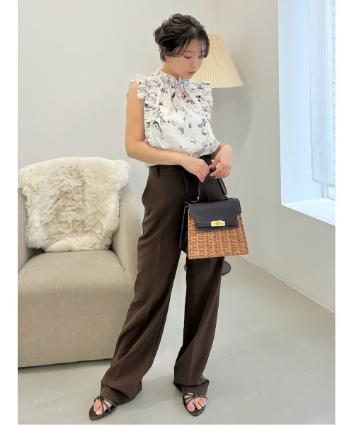 FRAY I.D（フレイアイディー）の「【00サイズあり】センタープレスセミフレアーパンツ（スラックス・レディース・アイボリー/ブラック・0/1/00）」の5枚目の写真