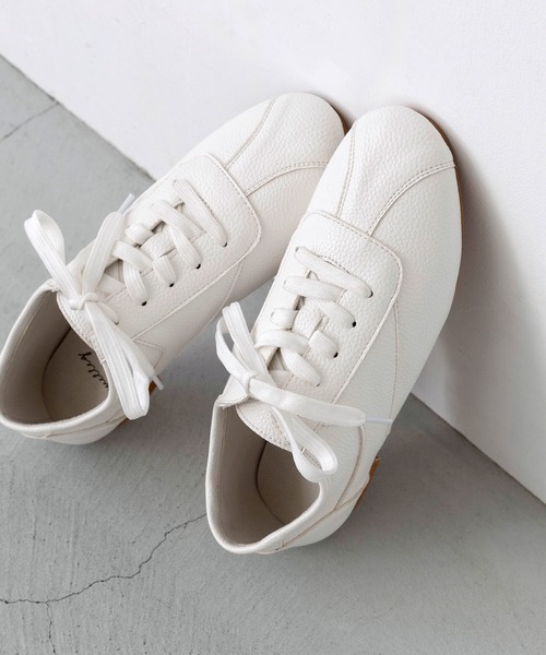 welleg（ウェレッグ）の「ローカット シンプル スニーカー（スニーカー・レディース・ライトグレー/チャコールグレー/ホワイト/イエロー・M/S/SS/3L/LL/L）」の2枚目の写真