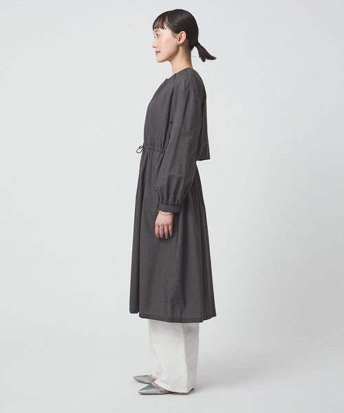 green label relaxing（グリーンレーベルリラクシング）の「ギャザー ドロスト コート 撥水（その他アウター・レディース・ダークグレー/ベージュ・38/36）」の17枚目の写真