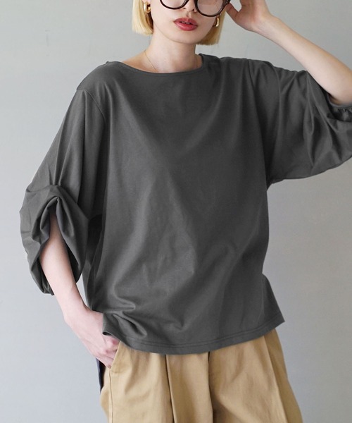 zootie（ズーティー）の「スタイルアップ デザインスリーブ カットソー［五分袖］（Tシャツ/カットソー・レディース・オフホワイト/グレイッシュブルー/ライトブルー/レッド系/ブラック/ライトアッシュグレー/ベージュ系/ブラック×ホワイト/チャコール・3L/L-XL/M-L）」の5枚目の写真