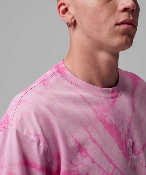 JORDAN BRAND(ジョーダンブランド)の「《セットアップ対応商品》ジョーダン ブルックリン メンズ タイダイ フェスティバル Tシャツ / Jordan Brooklyn Men's Tie-Dye Festival T-Shirt IF3150-676 Iced Carmine(Tシャツ/カットソー・メンズ・ピンク系その他2・L/2XL/S/M/XL)」の3枚目の写真